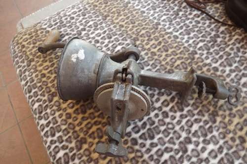 Husquarna mincer no 667 large by RELLIANCE SWEDEN.Good working condition