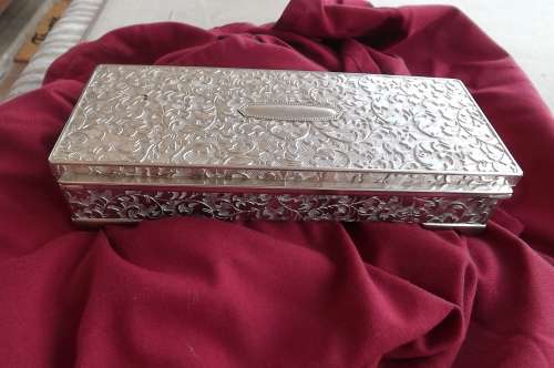 Vintage jewelery box.can be silver plated or chrome.Size 32 x 9.5cm depth 4 cm.