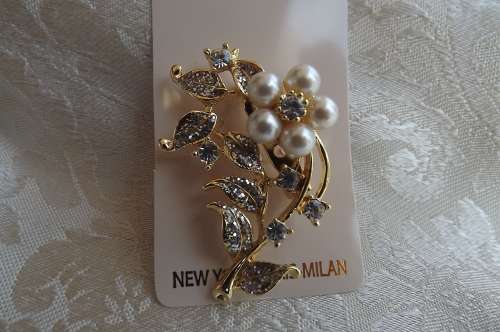 Dainty brooch with pearl flower and tiny faux diamond stones.Gold toned. 4 x 3cm