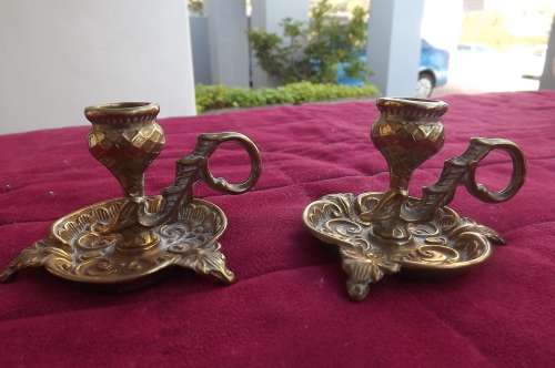 Stunning pair of vintage candleholders in solid brass with handles.Bottom diam 8cm.