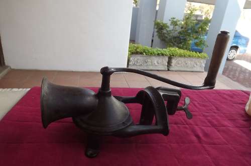 Cast iron coffee grinder no 3 by LOVELOCK LONDON in very good condition.Complete