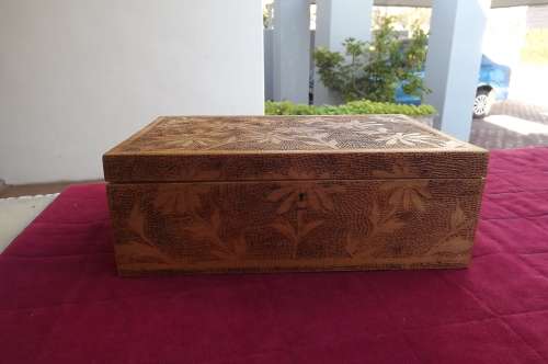 Beautiful large wooden utility box 30x19.5x10cm.New condition.Engraved by hand in daisy pattern