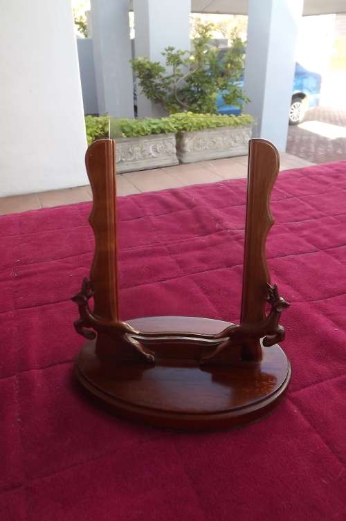 Beautiful wooden stand with 2 springbucks at each side.Photo size 13 x 8.5cm.New condition.