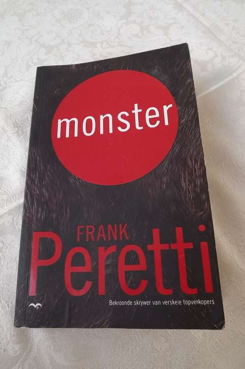 Boek - MONSTER deur Frank Peretti. Uitstekende spanningsroman in Afrikaans.Soos nuut.
