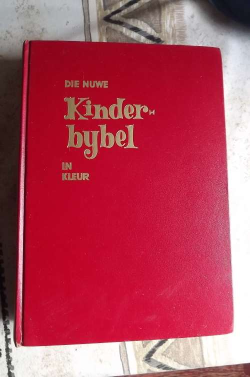 Boek- Die nuwe kinder bybel in kleur deur Paul von Staden.Gedruk 1972. 541 blaaie.