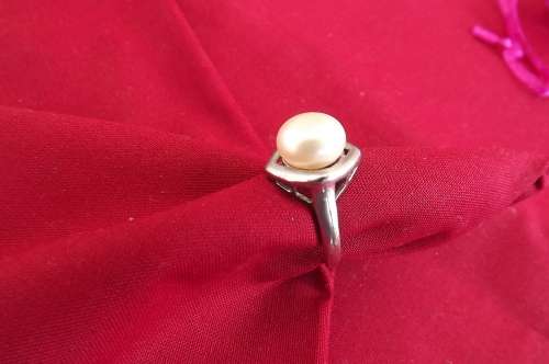 Stunning diamond shaped rhodium plated ring with large genuine pearl inner.Size 7.New condition