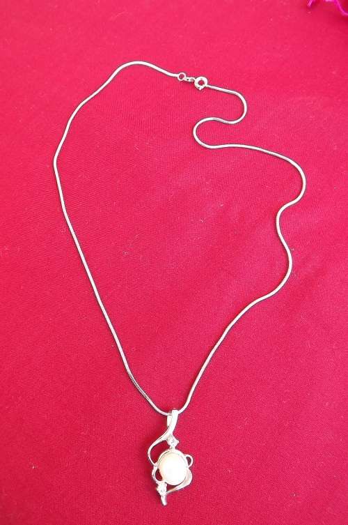 Lovely 18k GP pendant with genuine pearl and chain with 925 marking.New condition