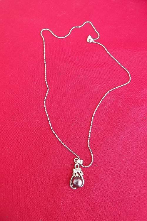 Dark purple colour genuine pearl on 18k GP pendant with  925 marked chain.New condition