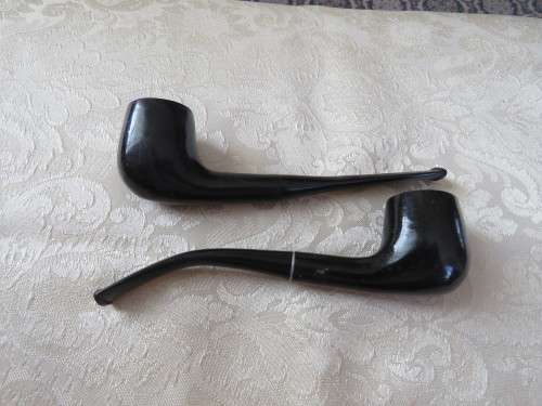 Pair of 2 wooden smoking pipes in good condition.