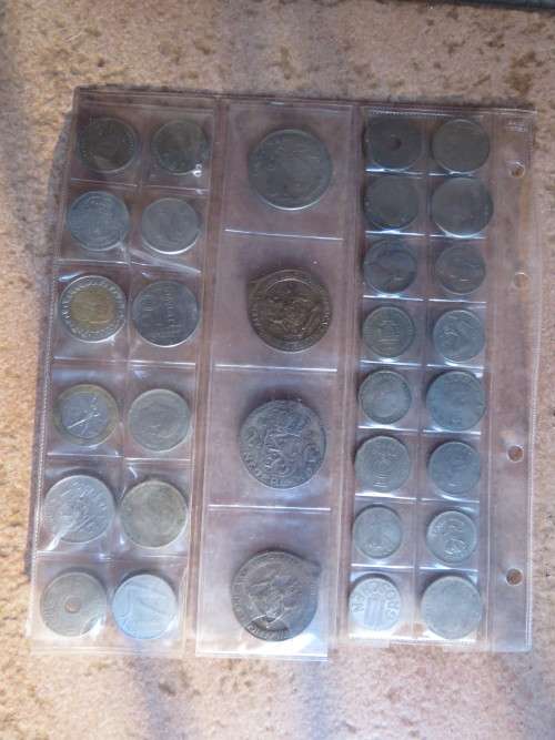 Lot of 32 vintage coins in mostly nickel and silver.Good condition.