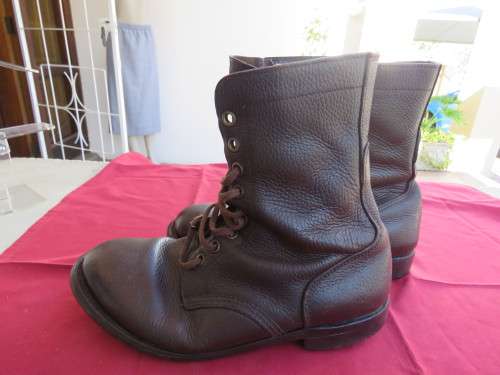 Pair of SADF brown genuine leather army boots in size 8.Army size 262.Good condition.