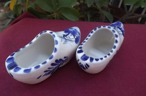Elweco pair of handpainted porcelain Delft shoes