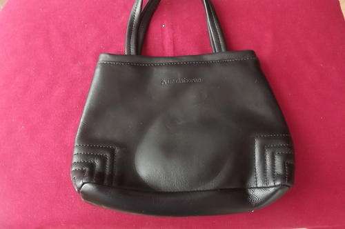 Small Liz Claiborne split leather black bag in good condition  - 22 x 15cm