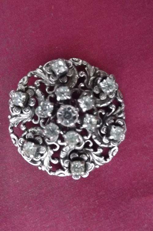Vintage Round Brooch - good condition - 3.75cm diameter