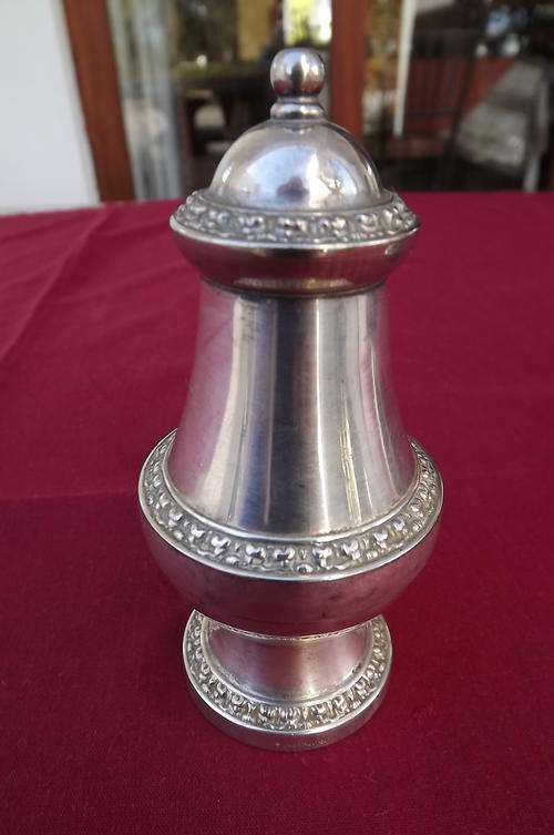 EPNS Salt Shaker in Beautiful Shape - made in England - very good condition - height-11cm