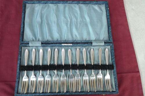 Vintage Set of 12 Cake Forks - EPNS - still in original case - made in England