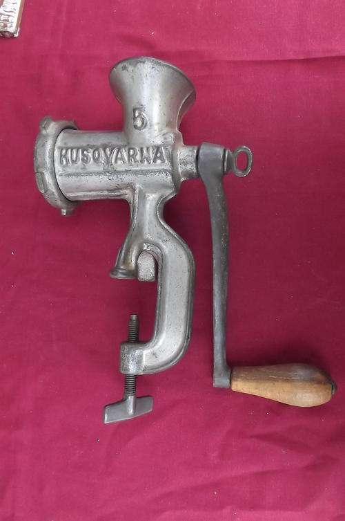 Cast Iron Mincer Husqvarna Reliance No 5 - made in Sweden - in very good condition