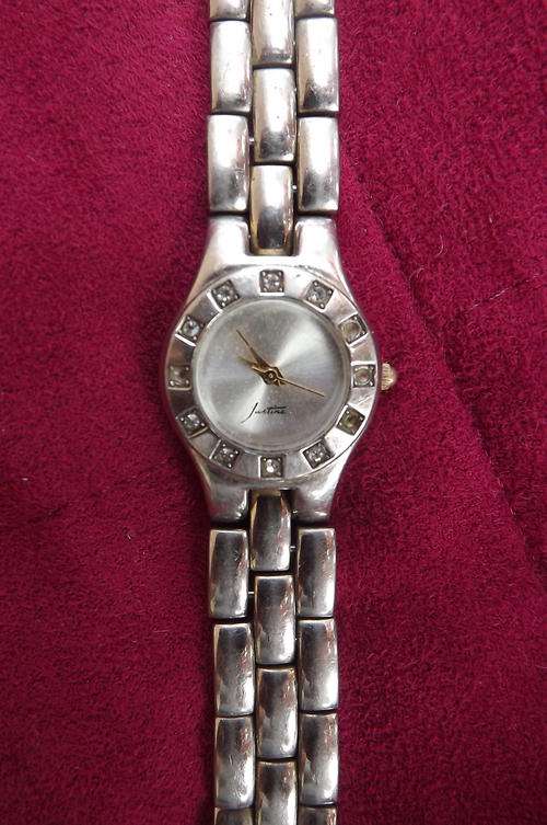 Justine Ladies Quartz Watch looks good but does not work
