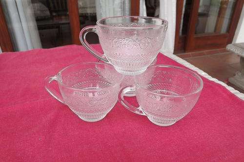 Set of 4 Tea Cups with pattern - good condition