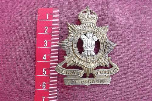 WW2 Royal Regiment of Canada Cap Badge - Bi-Colour - original with 2 badly replaced lugs