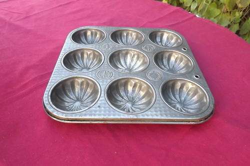 Vintage Metal Baking Pan for 9 Cupcakes made in England by Ovenex - patterned base - good condition