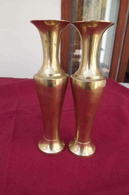 Set of 2 Pretty Brass Vases in good condition - height 19.5cm