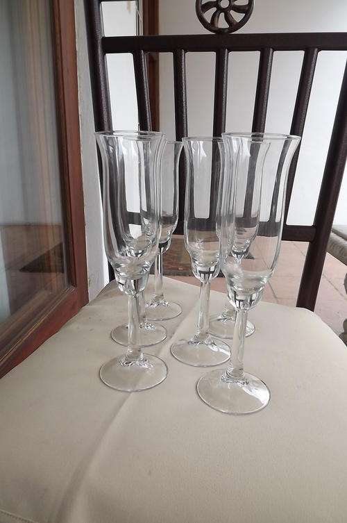 Set of 6 Beautiful Long Stem Champagne Glasses in as new condition - 21.5cm long - good quality