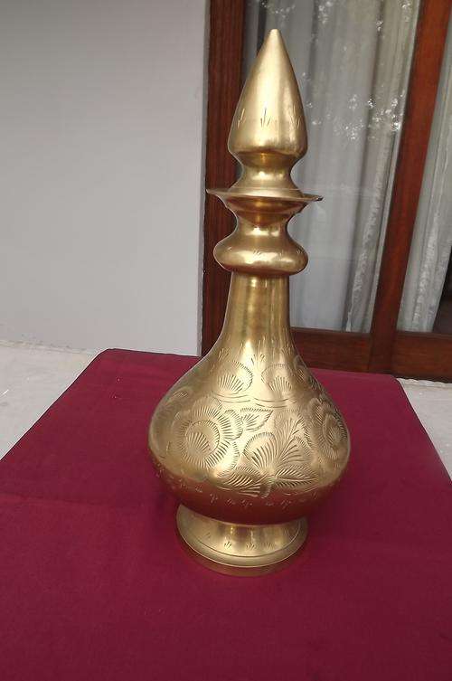 Brass urn with stopper in very good condition.Height 33 cm