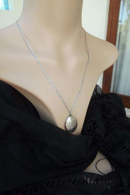 Very pretty 925 silver chain in length 48cm.With oval locket in good condition 3.1 x 2.4.No marking