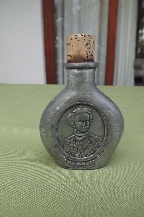 Zinn 95% pewter snuff bottle 1867 with Ludwig II embossment.1/3 of snuff still in tact.Height 8.5cm.