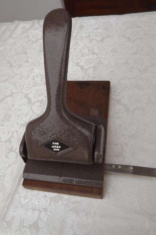 Uno Senior 2 hole punch in good working condition.Wooden base and cast iron top.Ever lasting
