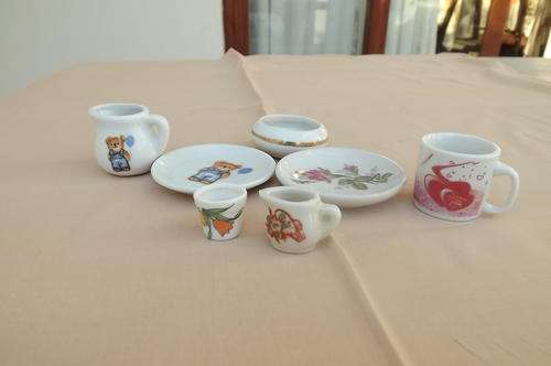 Lot of 7 tiny porcelain tea set pieces.Good condition