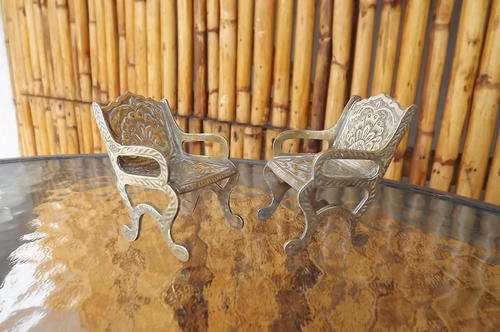 2 Amazing little brass engraved chairs.Height 7 cm.Seat width 4.15 cm.R98 for both
