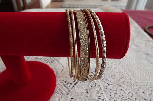 Set of 5 bangles to wear as a set. In good condition.
