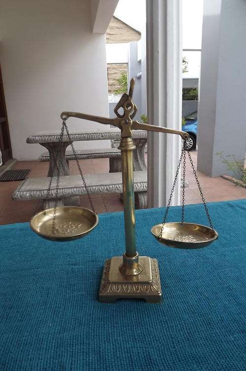 Brass scale in good condition. Stand 26.5 cm high. Very cute and accurate.