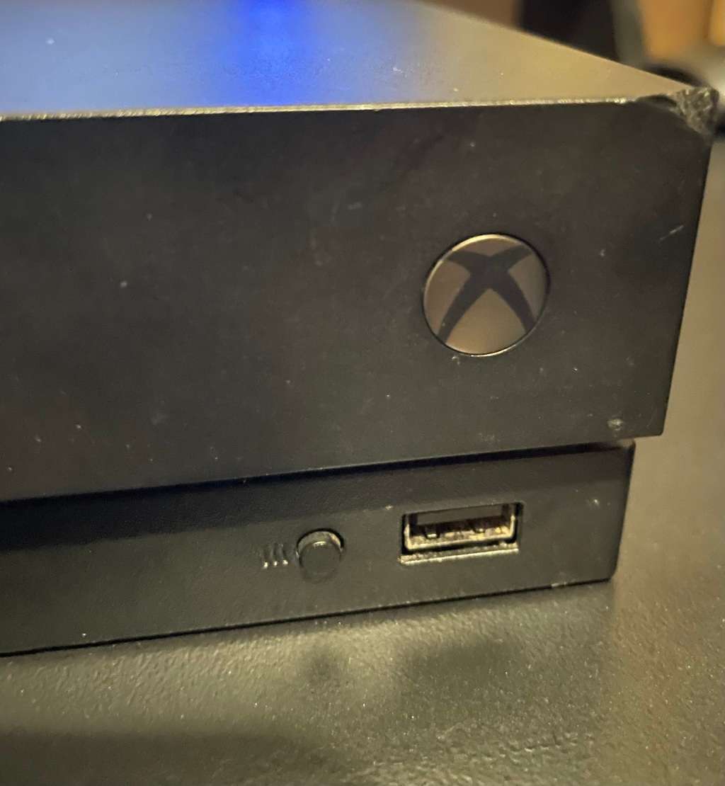 Xbox One X - 1 TB - 4K HDR  + 1 controller