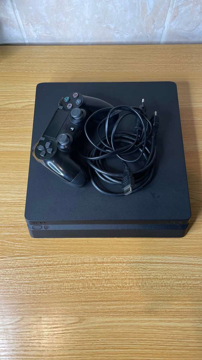 Sony Playstation 4 Slim - 1TB - 1 Sony PS4 Controller