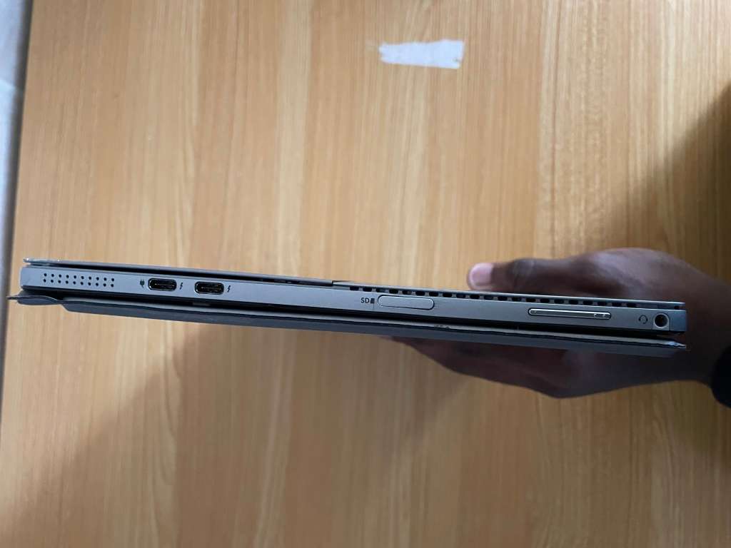 Dell Latitude 7210 2 in 1 - i5 10310U - 8 GB RAM - 256 GB NVMe SSD