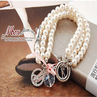 3 LAYERS PEARL BRACELET WITH CRYSTAL PEACE SIGN EDGING