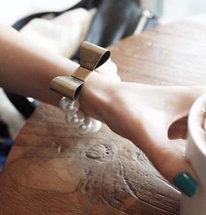 BIG PEARL BRACELET WITH BROZE-COLOURED BOWKNOT