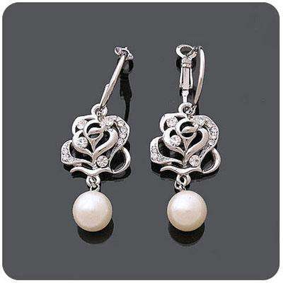 Charming rose  Earring with pearl edging