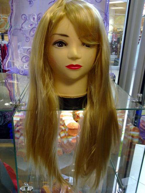BLOND LONG STRENGTH WIG