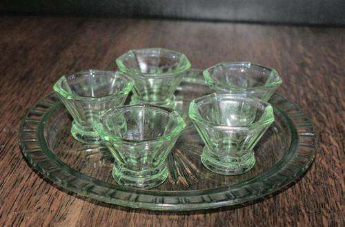 VINTAGE PRESSED GLASS 5 SHOT GLASSES AND TRAY
