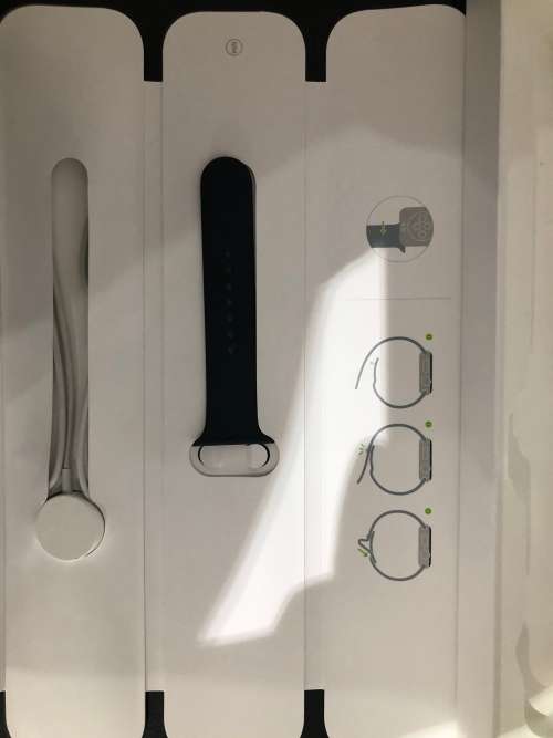 *APPLE WATCH SERIES 3 42MM GPS IN EXCELLENT CONDITION 9/10*