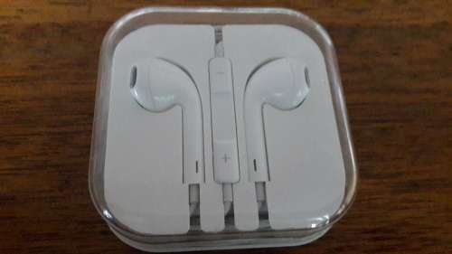 *FREE* Complimentary Ear Buds White (And *FREE* Delivery)