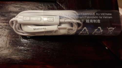 Samsung White Stereo Headset + Volume Control *FREE DELIVERY* & **DISCOUNT**