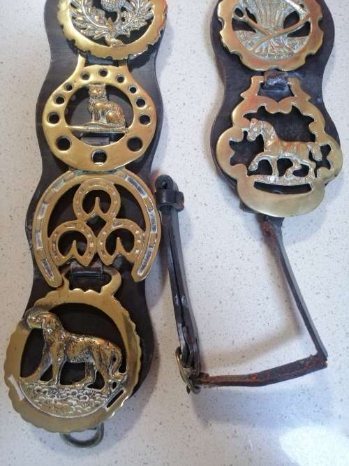 ### R1 No reserve -  Horse brass on 3 belts, a fantastic selection of 16 brass pieces ###