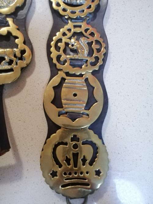 ### R1 No reserve -  Horse brass on 3 belts, a fantastic selection of 16 brass pieces ###
