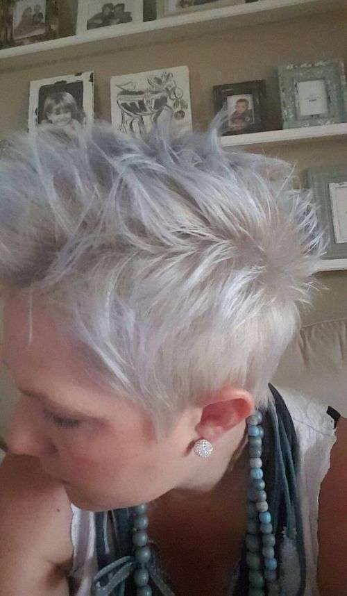 Platinum ice/silver Skullour Hair colour