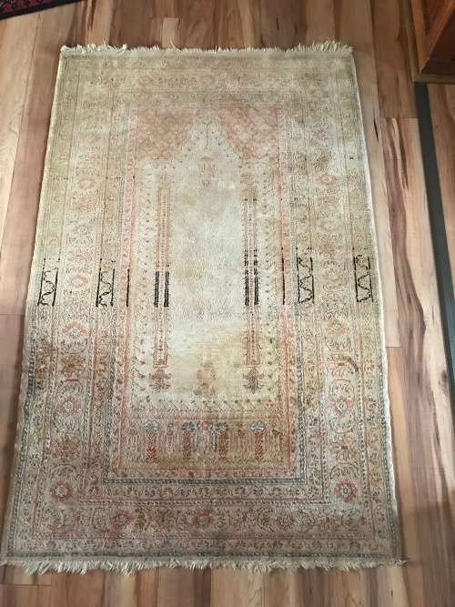 BEAUTIFUL PRAYER SILK CARPET OF MORE THAN 40 YEARS OLD!